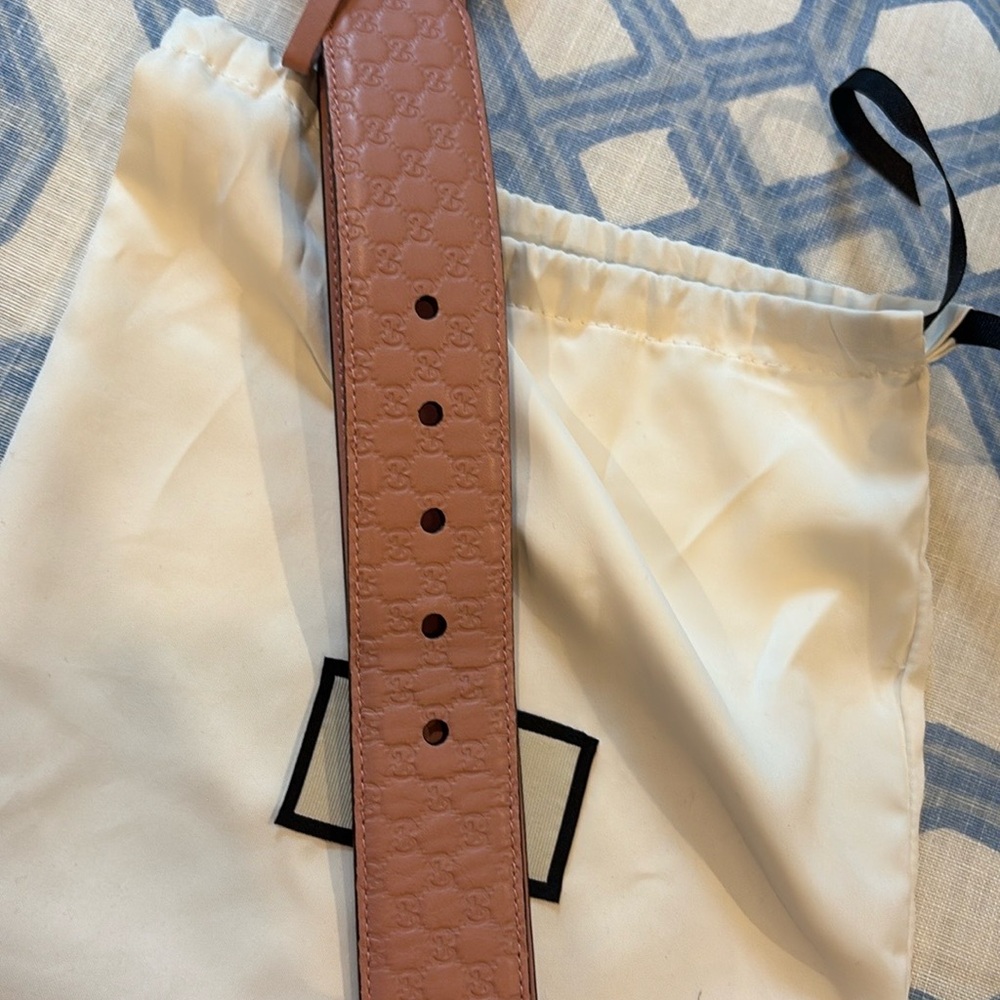 Gucci Blush Leather Belt with Shiny Gold Buckle - Picture 4 of 6